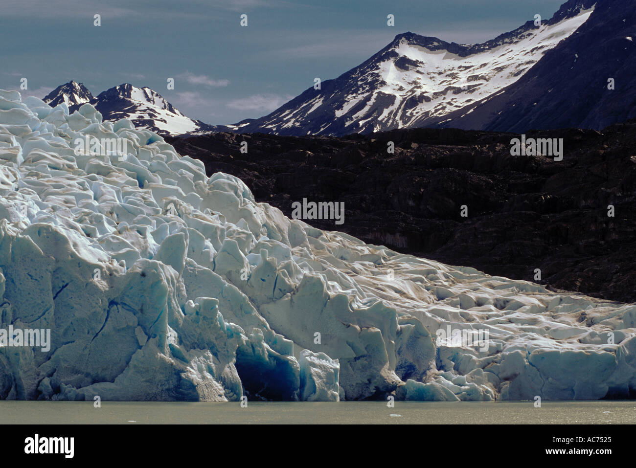 Il massiccio muro di ghiaccio che è ghiacciaio Grey termina al lago grigio nel parco nazionale Torres del Paine PATAGONIA CILE Foto Stock