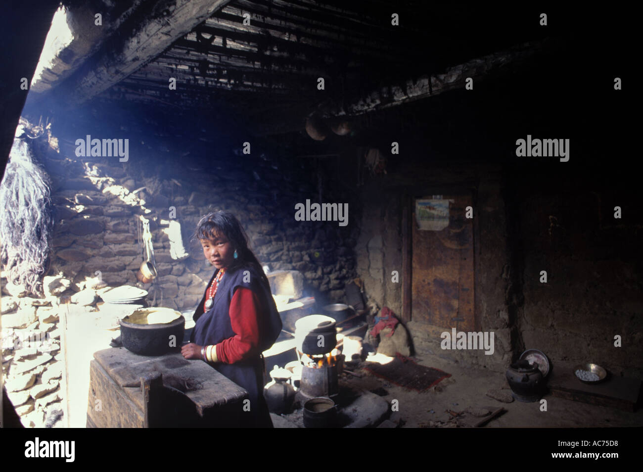 Una donna DOLPO cuochi in cucina di nave CHOK MONASTERO NEL FARE TARAP VALLEY DOLPO NEPAL Foto Stock