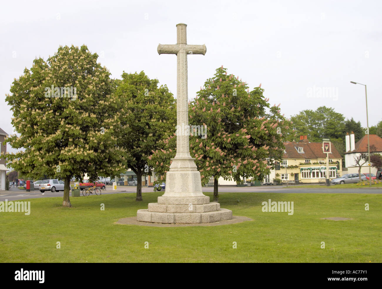 Un memoriale di guerra e pub su vedi figg. *** collina verde in Thames Ditton Foto Stock