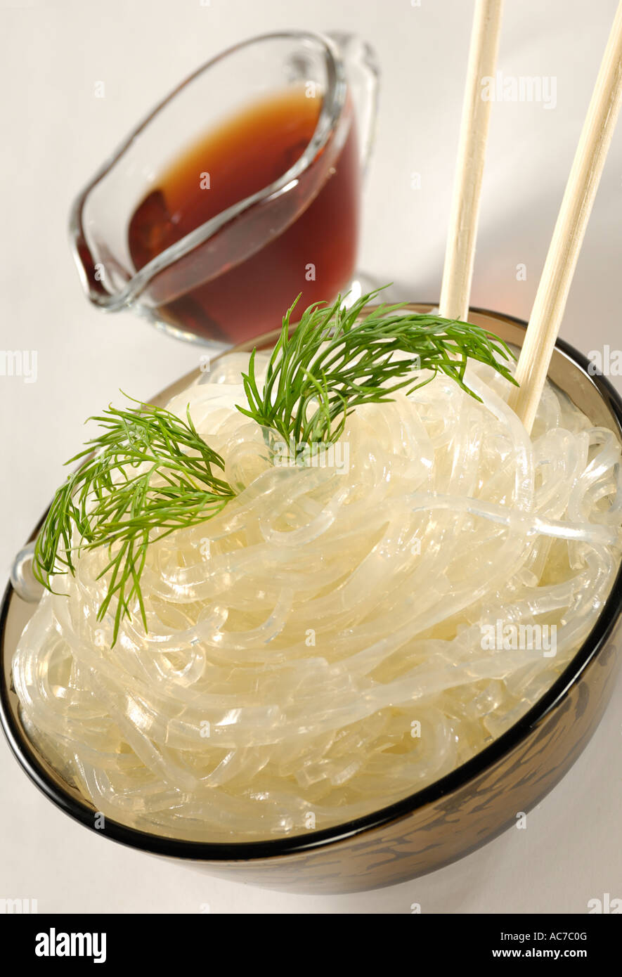 Cinese di vermicelli di riso Riso tagliatelle in una terrina la farina alimentare Foto Stock