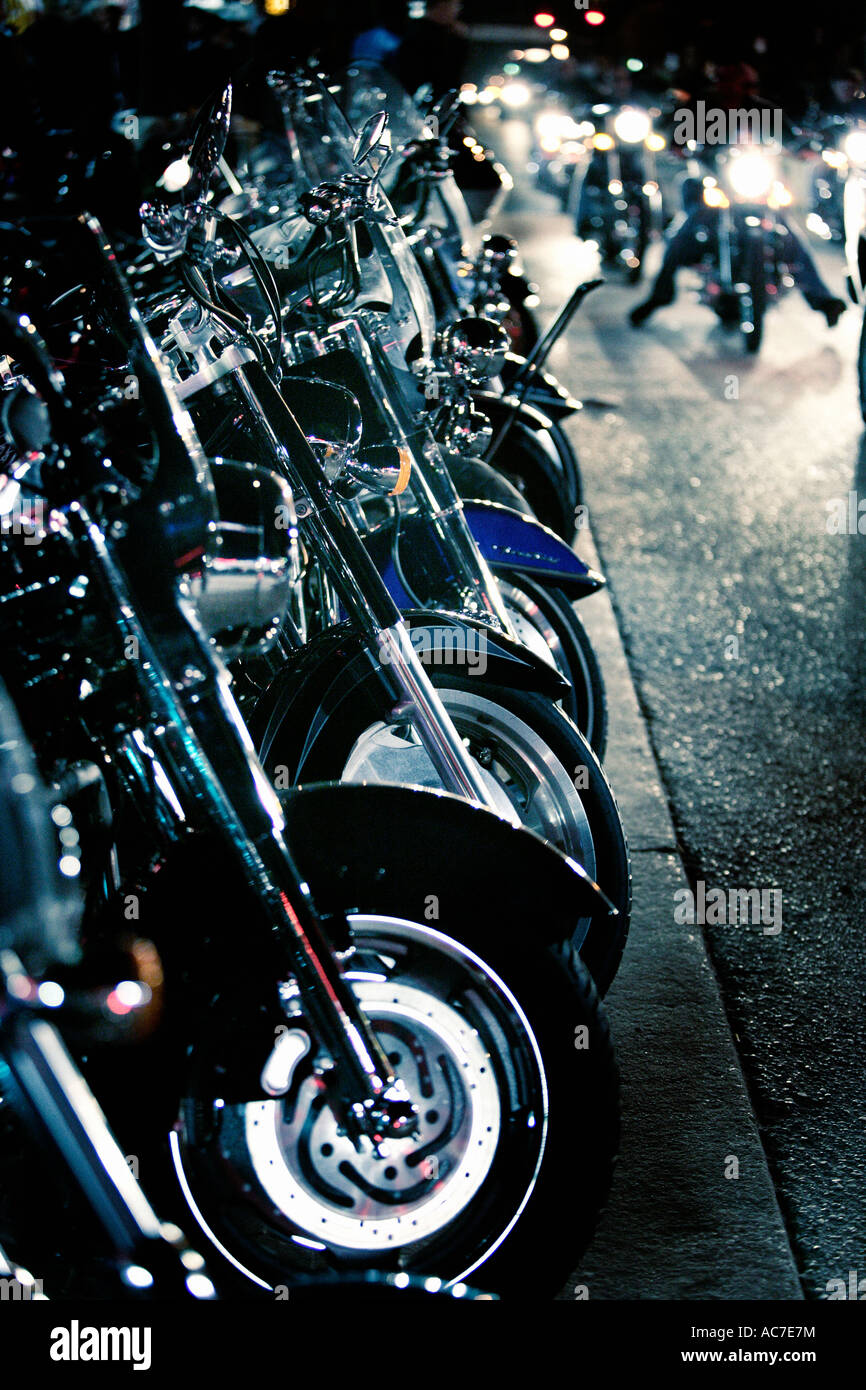 Linea di Harley Davidson Moto parcheggiate fino Foto Stock