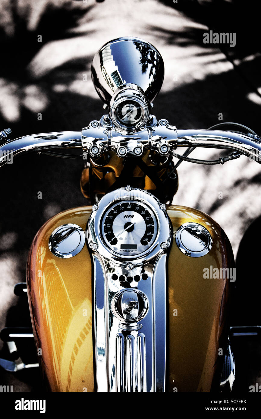 Il pilota della vista dell'occhio di una Harley Davidson serbatoio del carburante e tachimetro Foto Stock