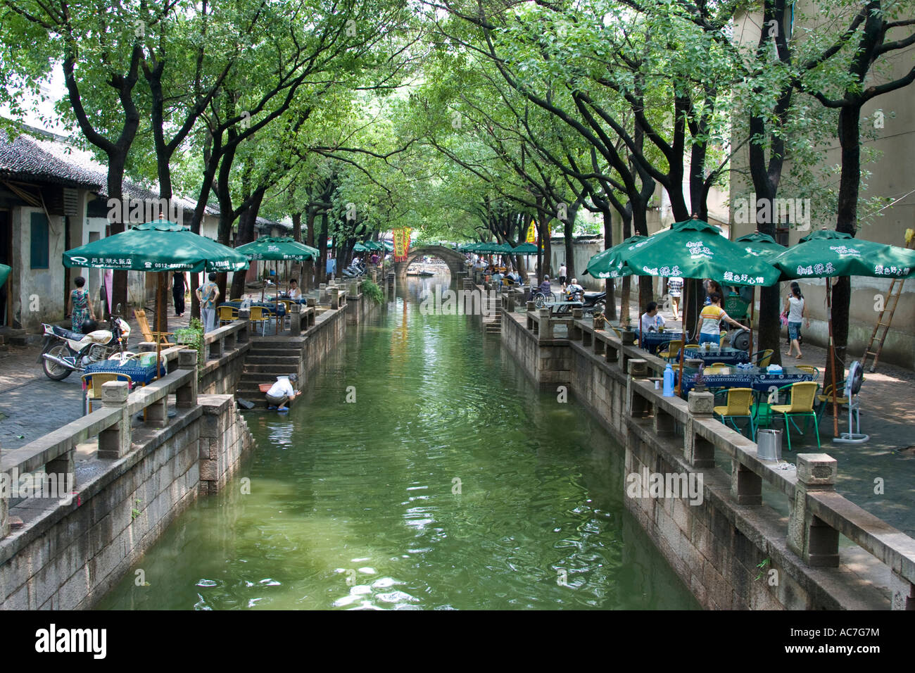 Ristoranti Canal Linea Donna a remi in barca in legno Tongli città d'acqua Cina Foto Stock