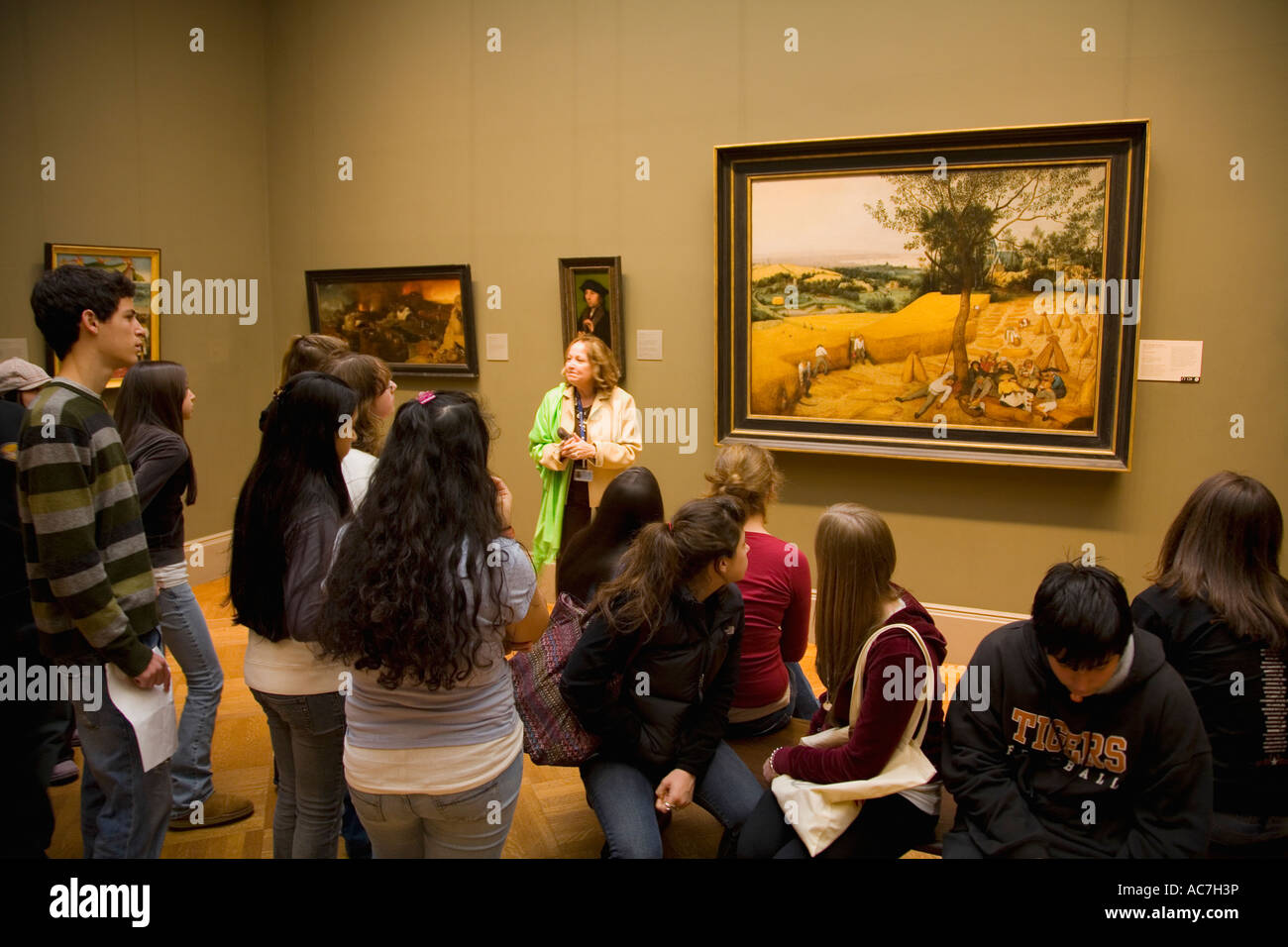 Interni del Metropolitan Art Museum con insegnanti e alunni che imparano La pittura di trinciacaricatrici da Pieter Bruegel NY Foto Stock