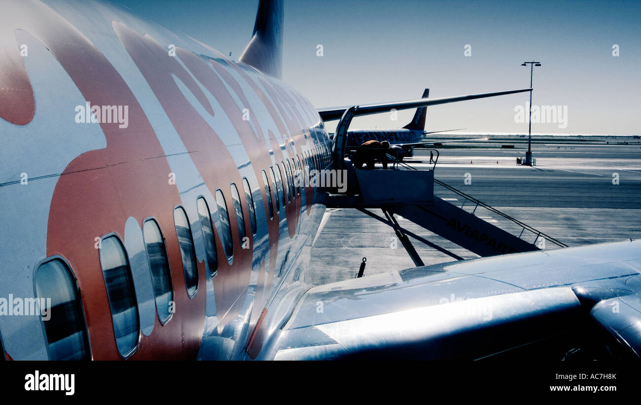 Profilo laterale di un semplice piano di getto sulla pista all'aeroporto di Luton Foto Stock