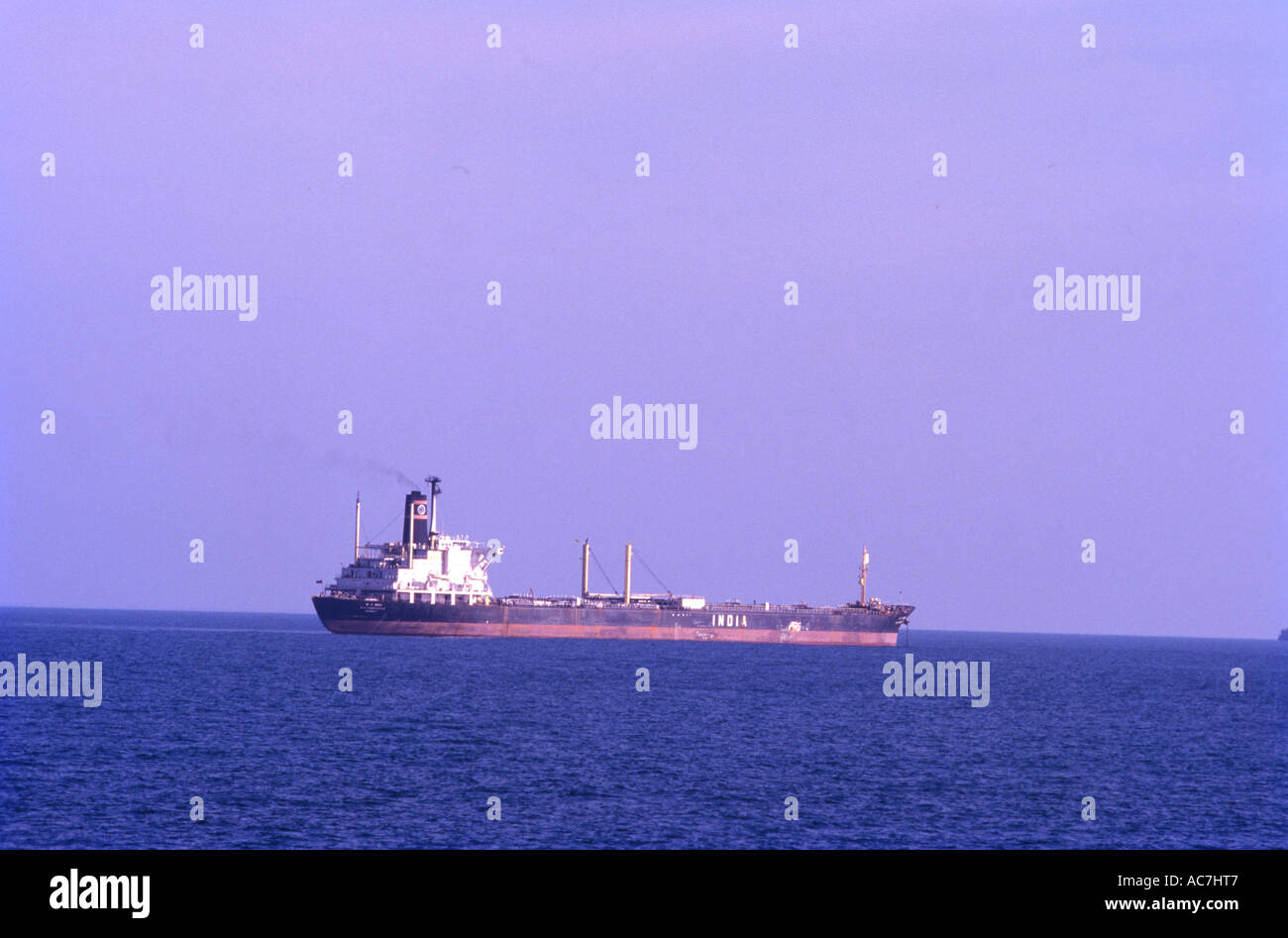 Petroliera passando attraverso le acque delle Laccadive Foto Stock