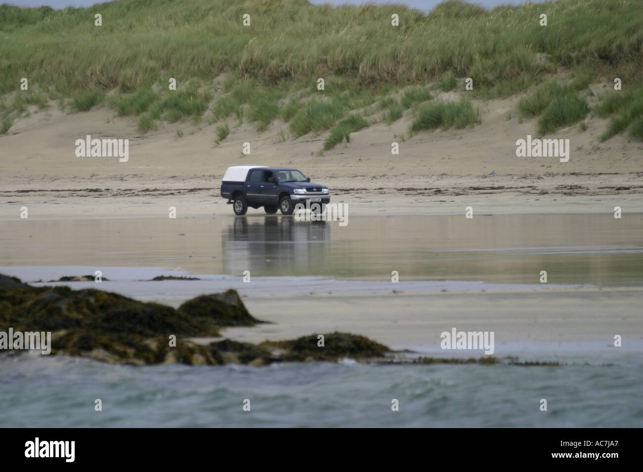 4 x 4 a veicolo in marcia sulla fragile dune di sabbia isola di coll Foto Stock
