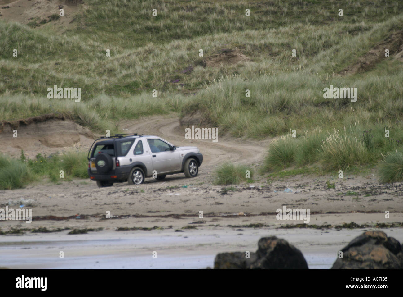 4 x 4 a veicolo in marcia sulla fragile dune di sabbia isola di coll Foto Stock