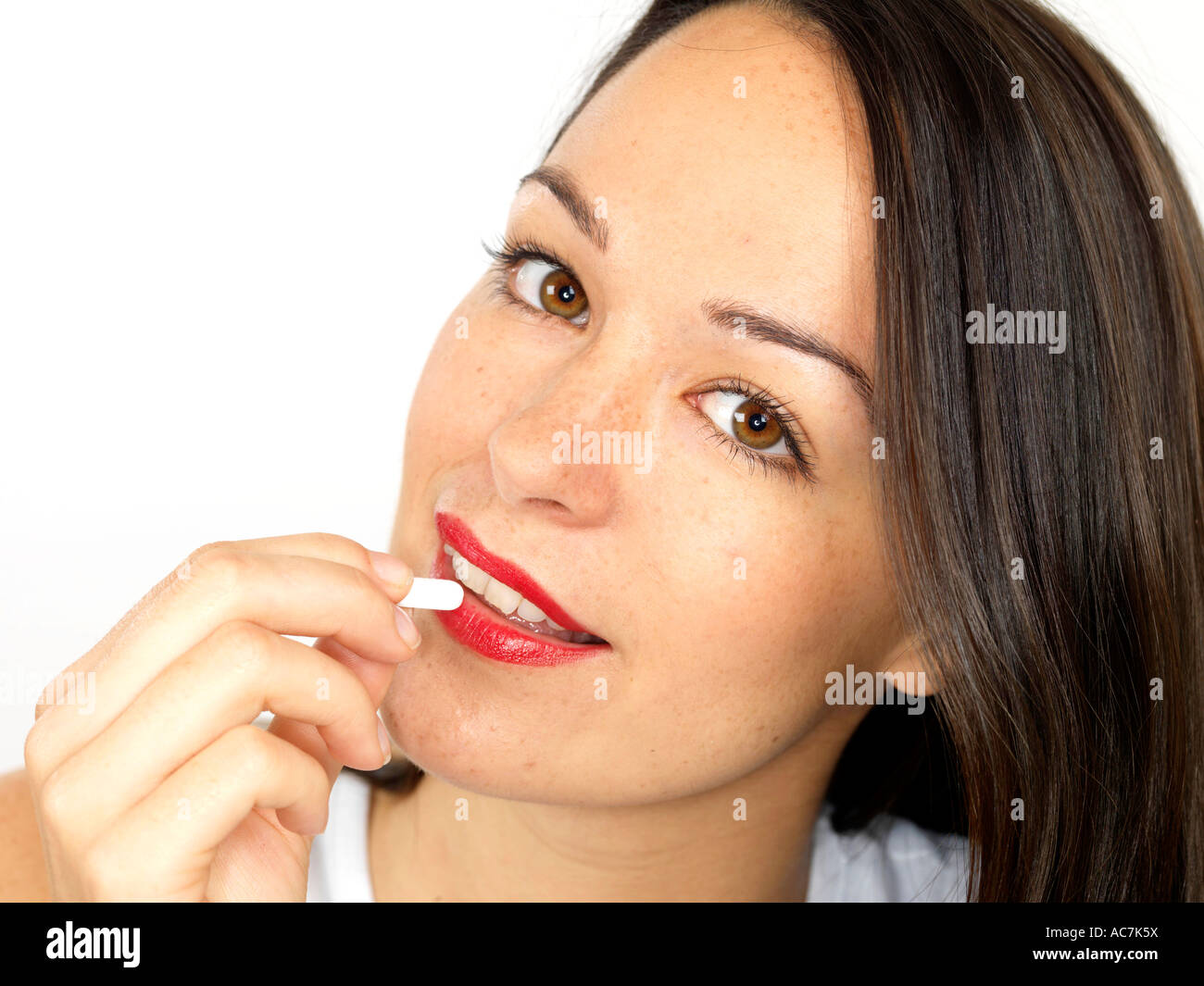 Giovane donna prendendo pillola Modello rilasciato Foto Stock
