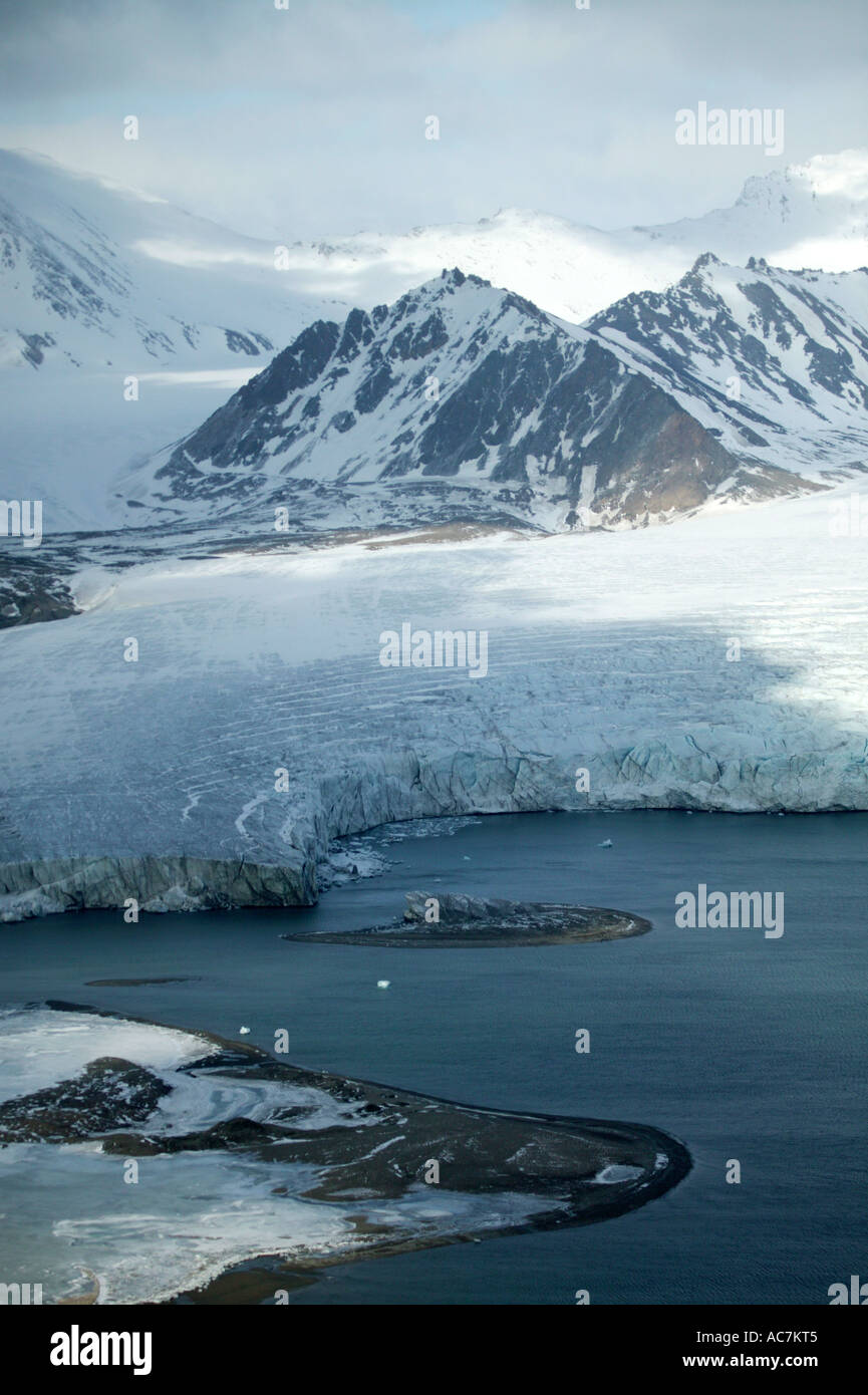 Vista aerea su montagne, ghiacciai e la fascia costiera sul lato nord-ovest di Spitsbergen, regione di Svalbard, Norvegia. Foto Stock