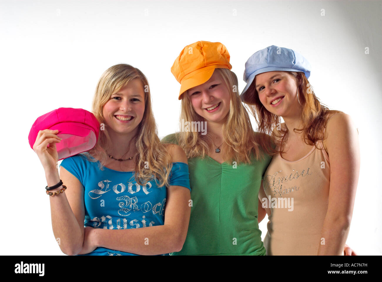 Drei junge Maedchen mit Schirmmuetzen tre giovani ragazze che indossano cappucci di picco Foto Stock