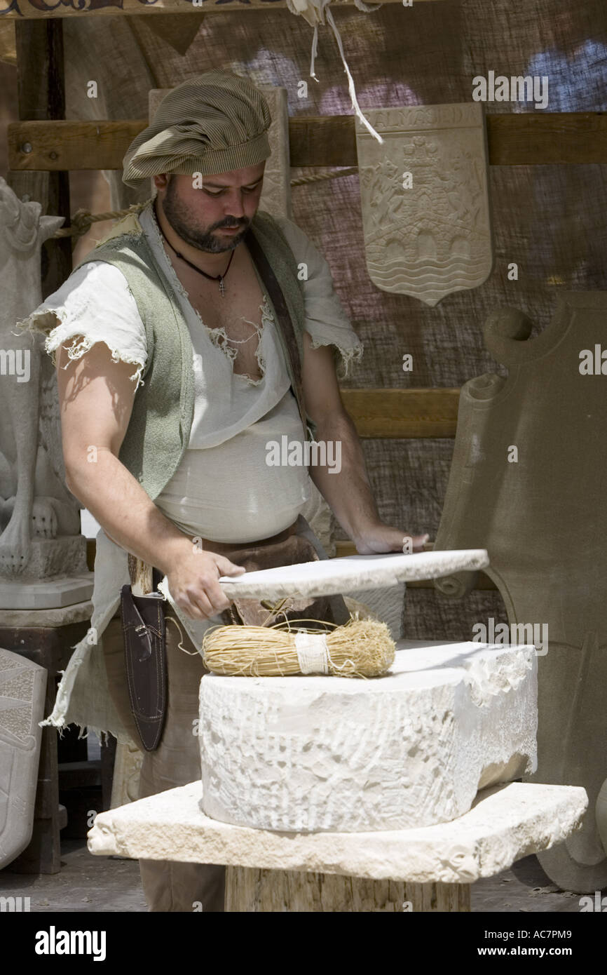 Scalpellino indossando indumenti di periodo al lavoro durante il mercato medievale, Balmaseda, Paese Basco Foto Stock