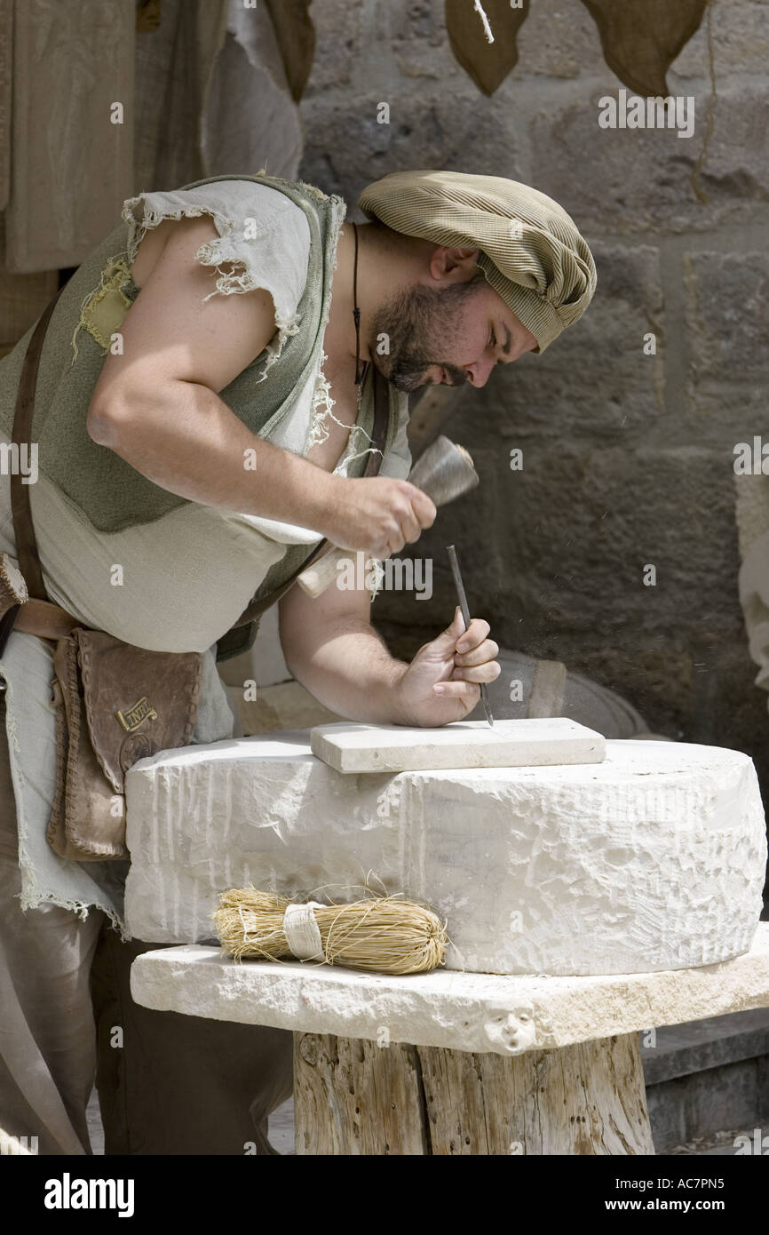 Scalpellino indossando indumenti di periodo al lavoro durante il mercato medievale, Balmaseda, Paese Basco Foto Stock