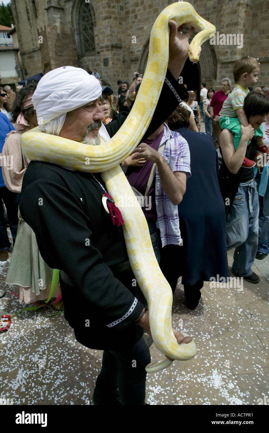 Grande giallo python trattenuto dal suo trainer durante il mercato medievale, Balmaseda, Paesi Baschi Foto Stock