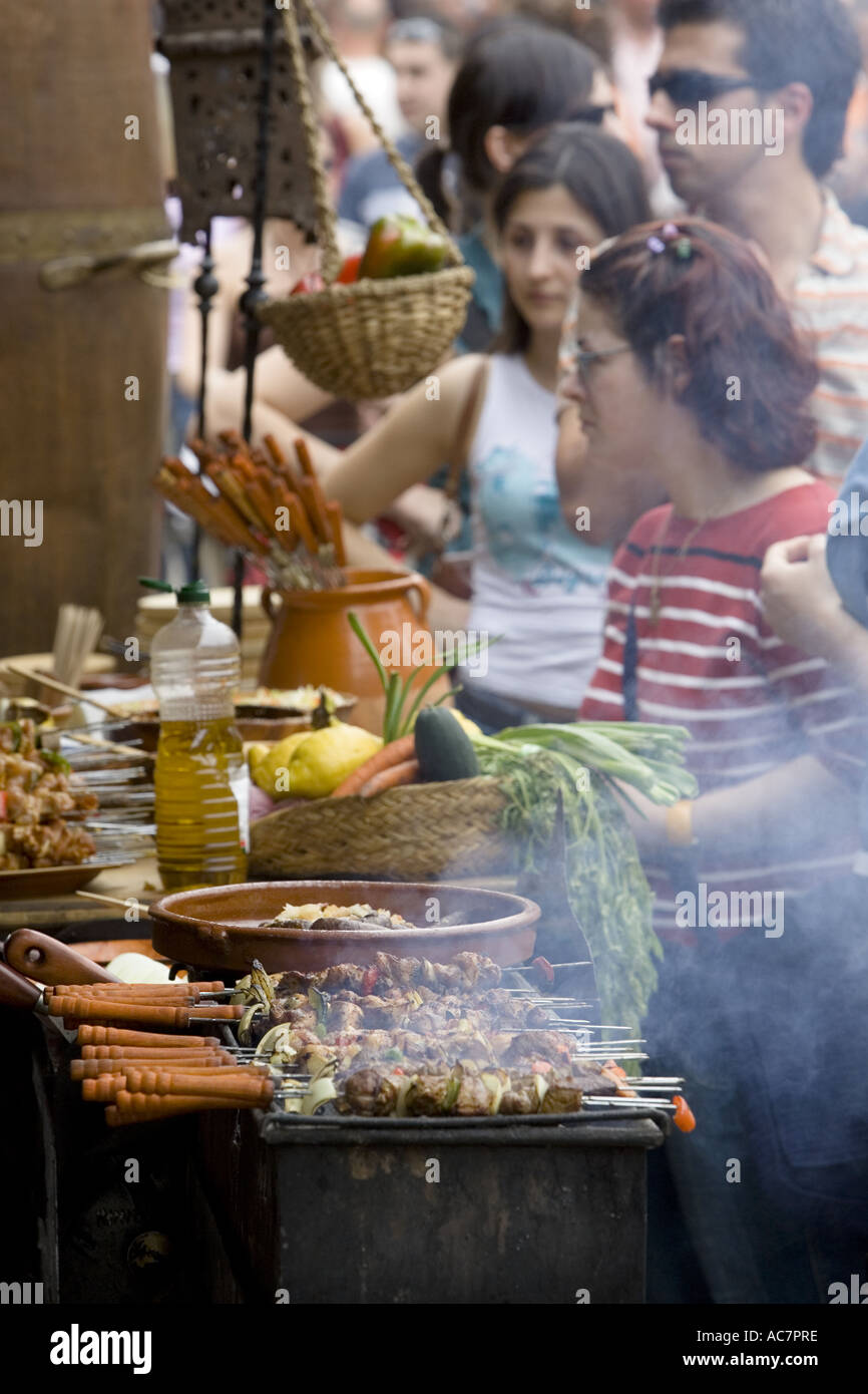 I clienti in coda all aria aperta stallo alimentare a un mercato medievale, Balmaseda, Paese Basco, nel nord della Spagna. Foto Stock