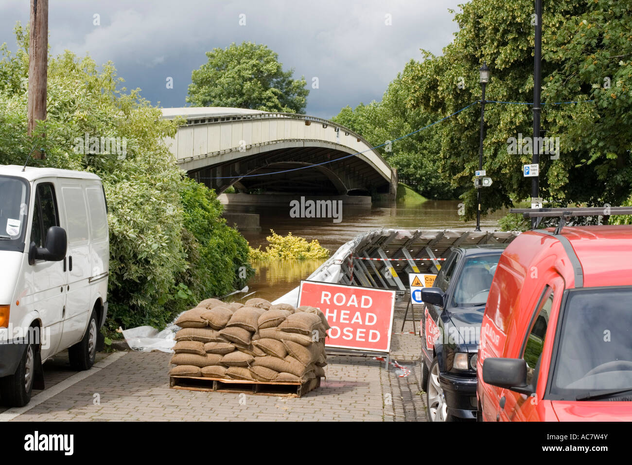 Le strade chiuse a causa di inondazioni del fiume Severn a Upton su Severn Worcs REGNO UNITO Foto Stock