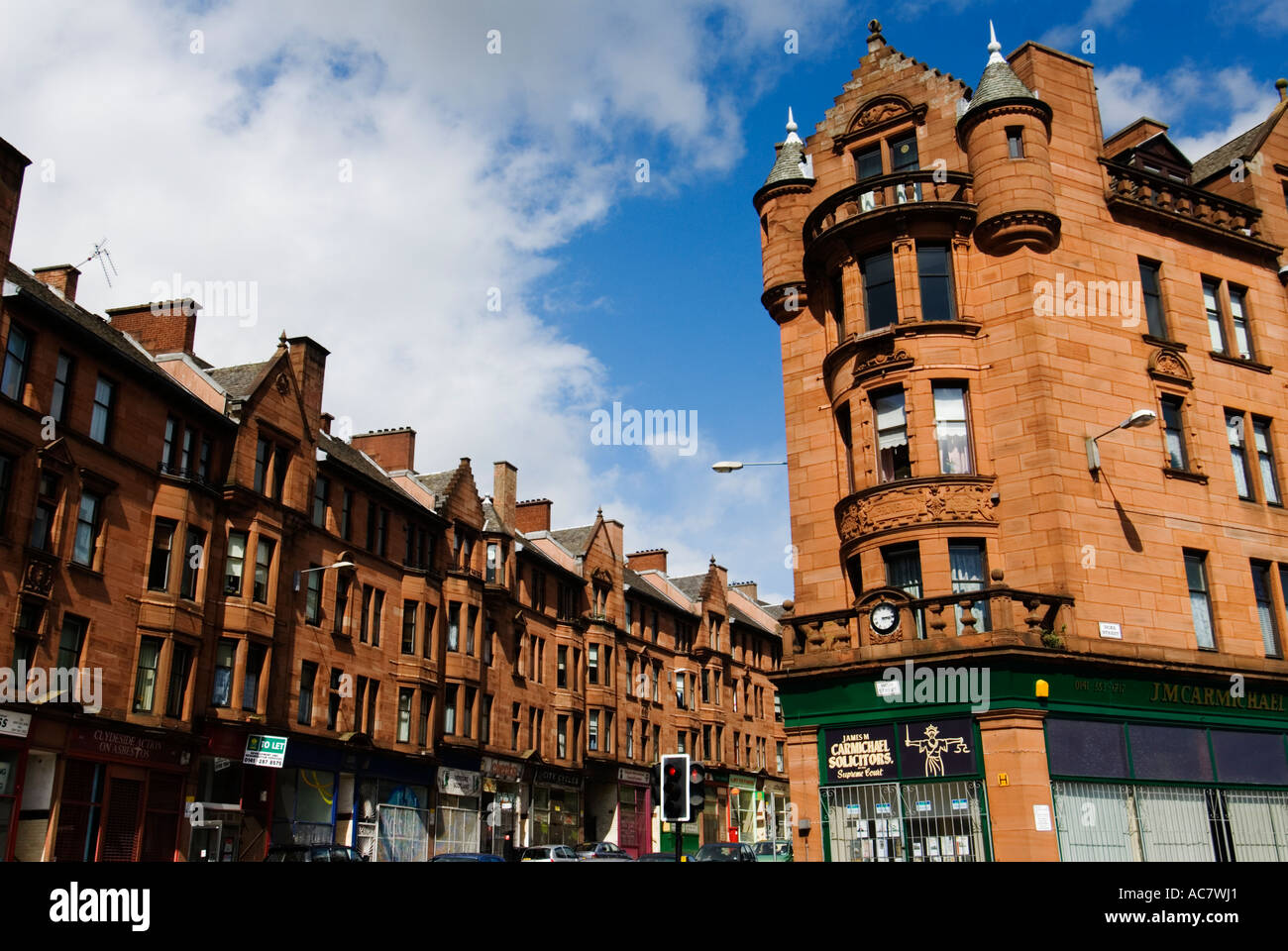 Antica e tipica pietra arenaria rossa costruito tenement alloggiamento nella storica High Street in East End di Glasgow Scozia Scotland Foto Stock