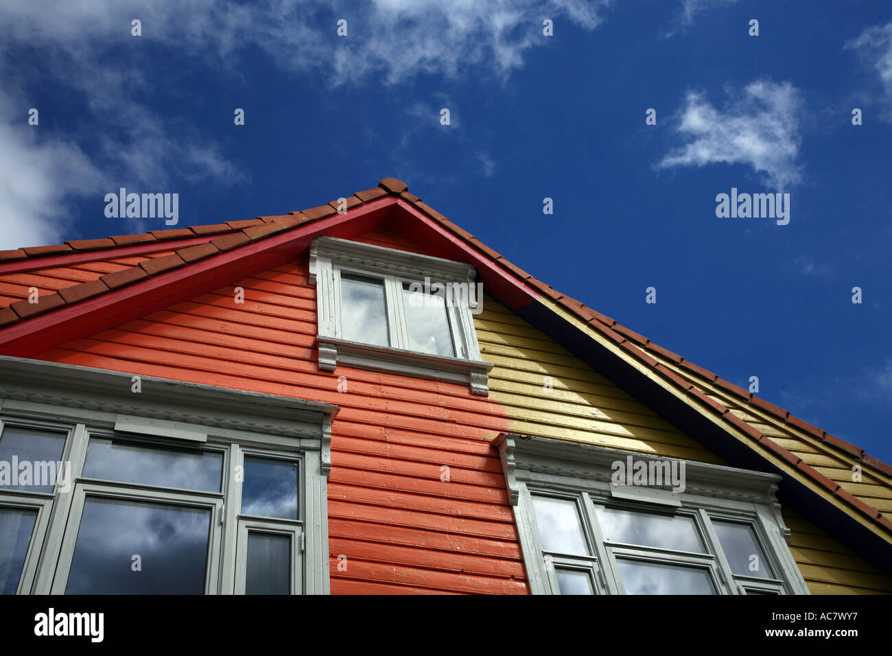 Legno casa colorata con blu cielo Foto Stock