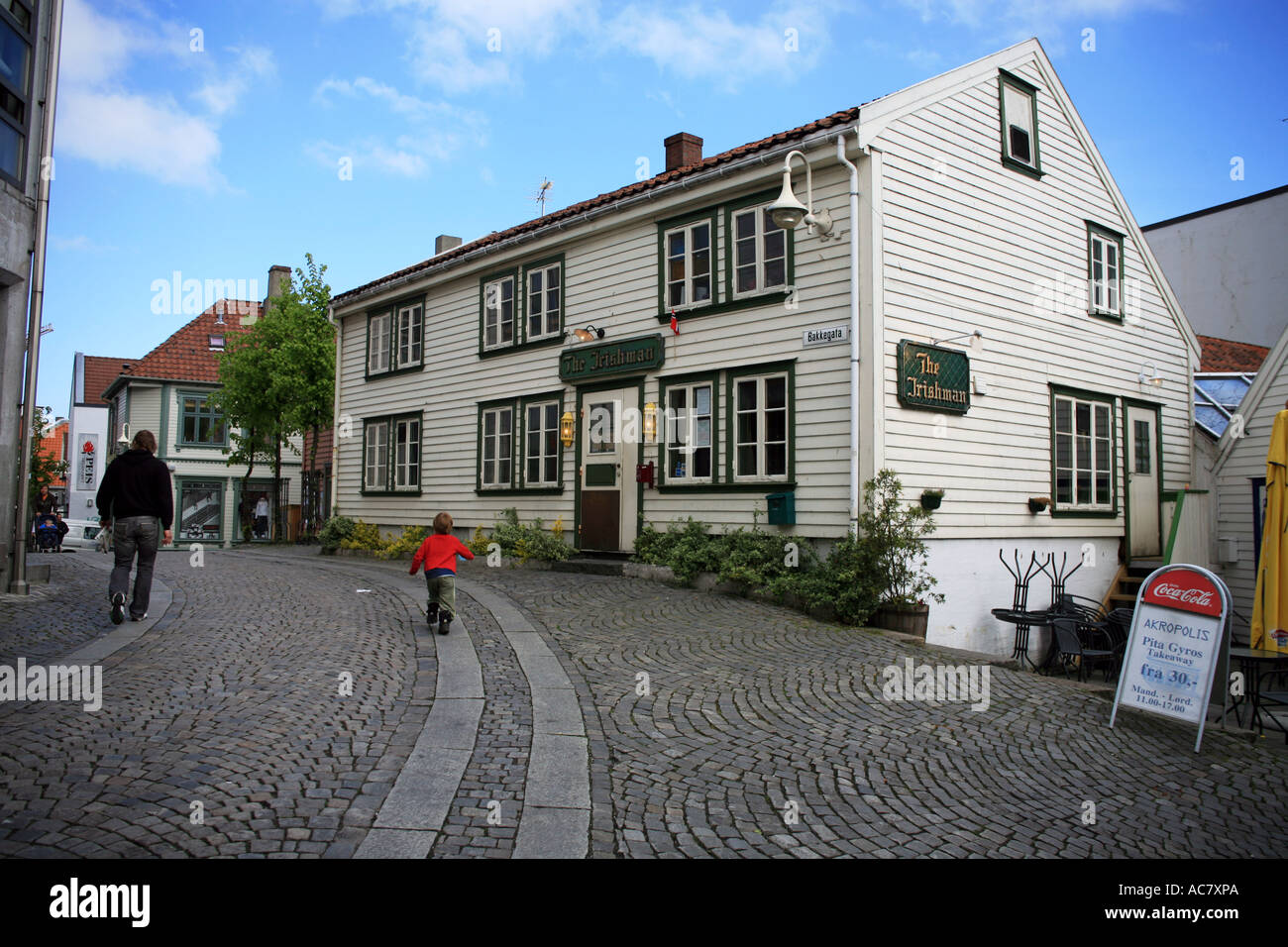 Bambino a piedi passato pub a Stavanger in Norvegia Foto Stock