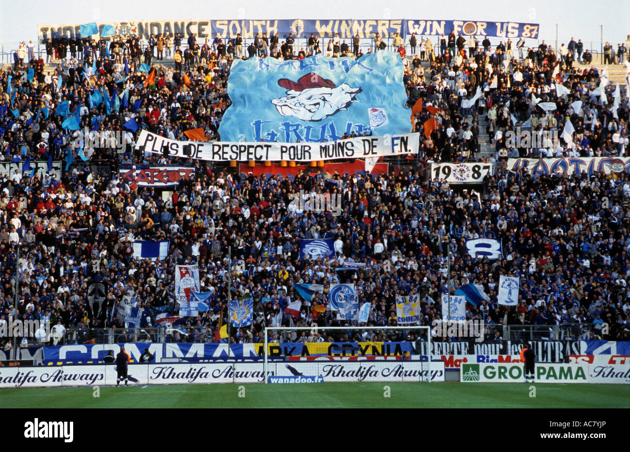 I sostenitori di Olympique Marsiglia allo Stade Velodrome, Marsiglia, Francia. Foto Stock