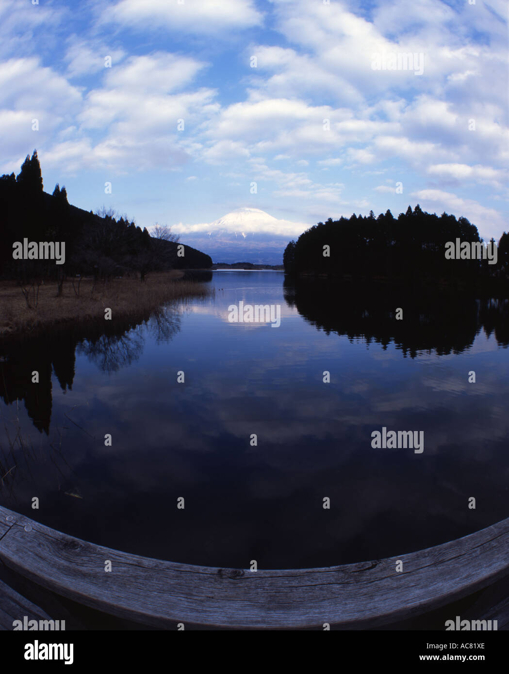 Il monte Fuji e di riflessione sul lago Tanuki. Foto Stock