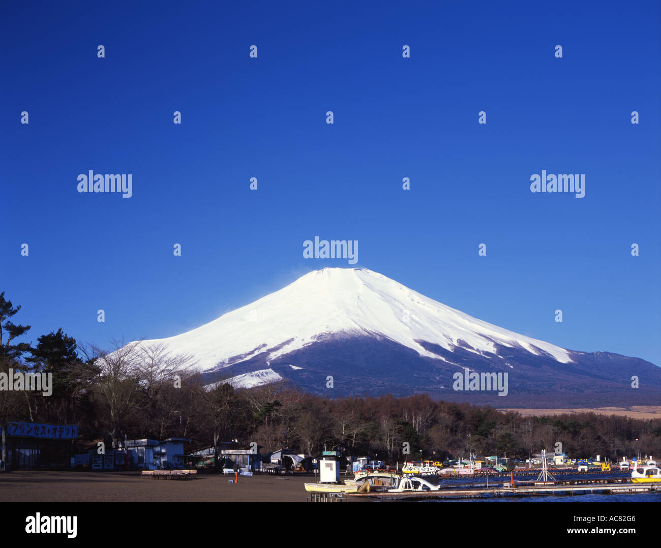 Il monte Fuji come visto dal lago Yamanaka, uno del Fuji cinque laghi Foto Stock