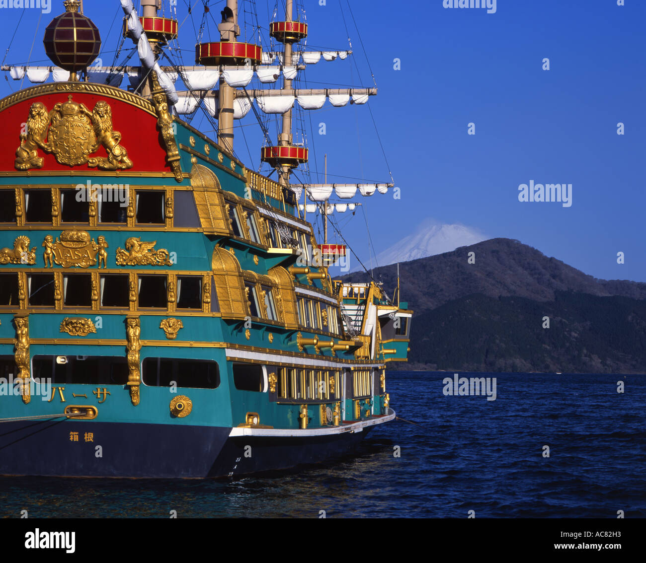 Galeone pirata o nave sul Lago Ashi con il Monte Fuji all'orizzonte. Hakone, Giappone Foto Stock