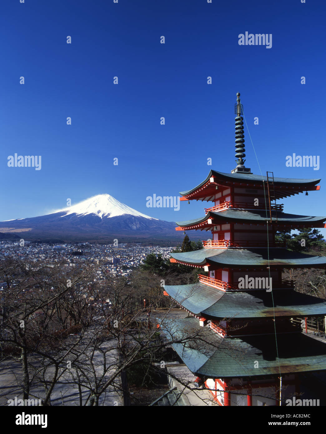 Chureito Pagoda e il Monte Fuji, Giappone della montagna più alta. Guardando da Fuji lato Yoshida Foto Stock