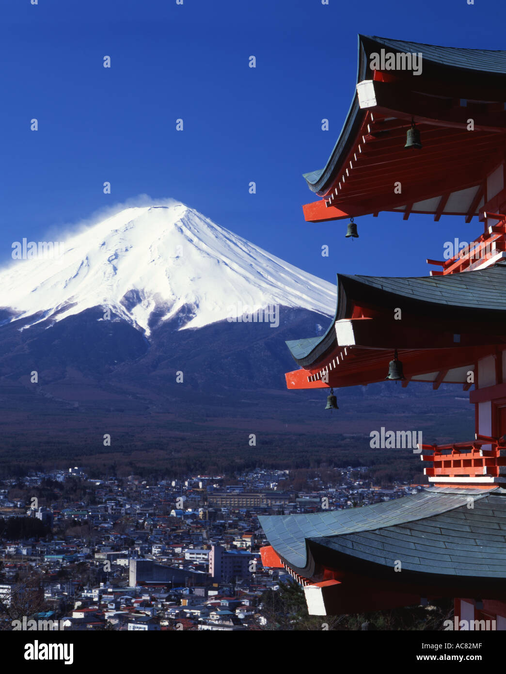 Chureito Pagoda e il Monte Fuji, Giappone della montagna più alta. Guardando da Fuji lato Yoshida Foto Stock