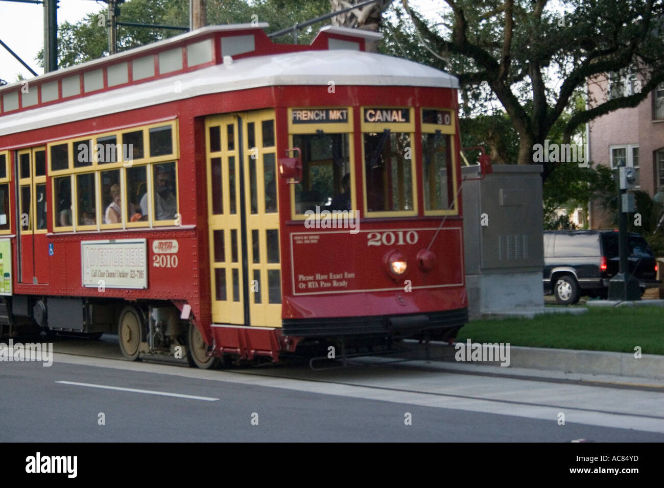 Trolley in New Orleans, auto città di pendolarismo pendolarismo di " commuters " giorno destinazione disco volante orizzontale della porta locale del movimento della Louisiana Foto Stock