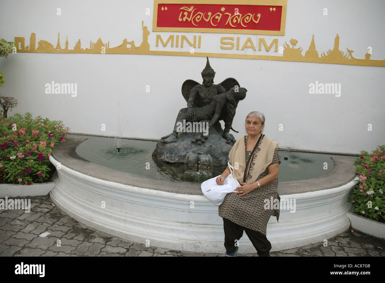 La SMA79082 vecchia donna turista indiano al mondo in miniatura Mini Siam Pattaya Thailandia Bangkok modello rilasciato dalla onorevole S Mehta Foto Stock