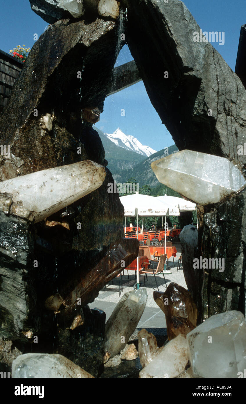 Austria guardando al lordo Glockener attraverso cristals che sono stati trovati in questa zona Foto Stock