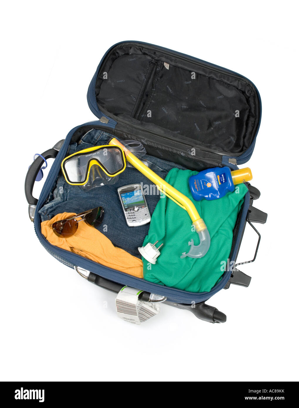 Un cellulare blackberry imballate in una valigia per un gruppo di lavoro in vacanza Foto Stock