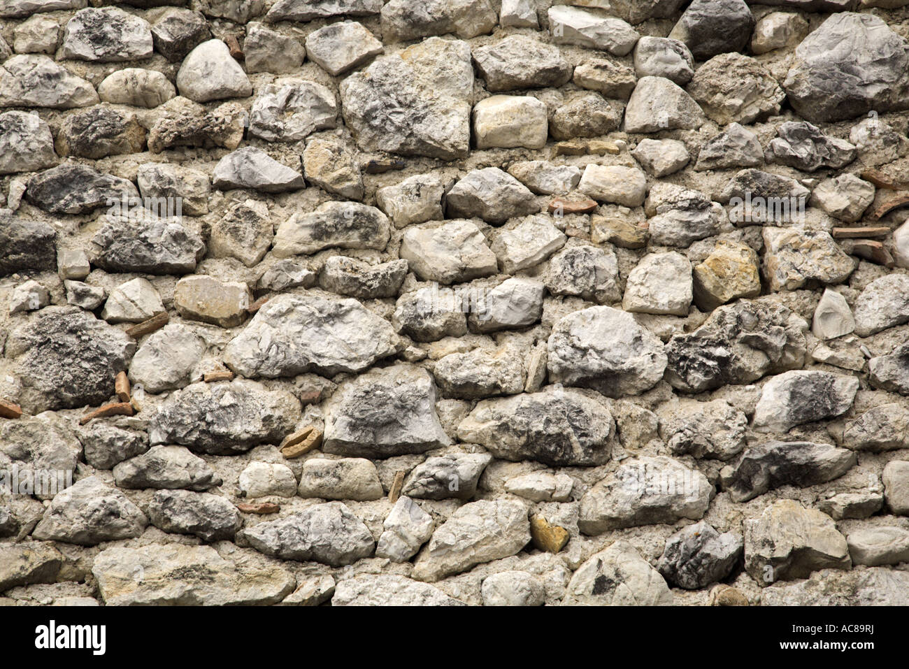 Sullo sfondo di un vecchio muro di pietra La Motte-Chalancon, Drôme provenzale, Francia Foto Stock