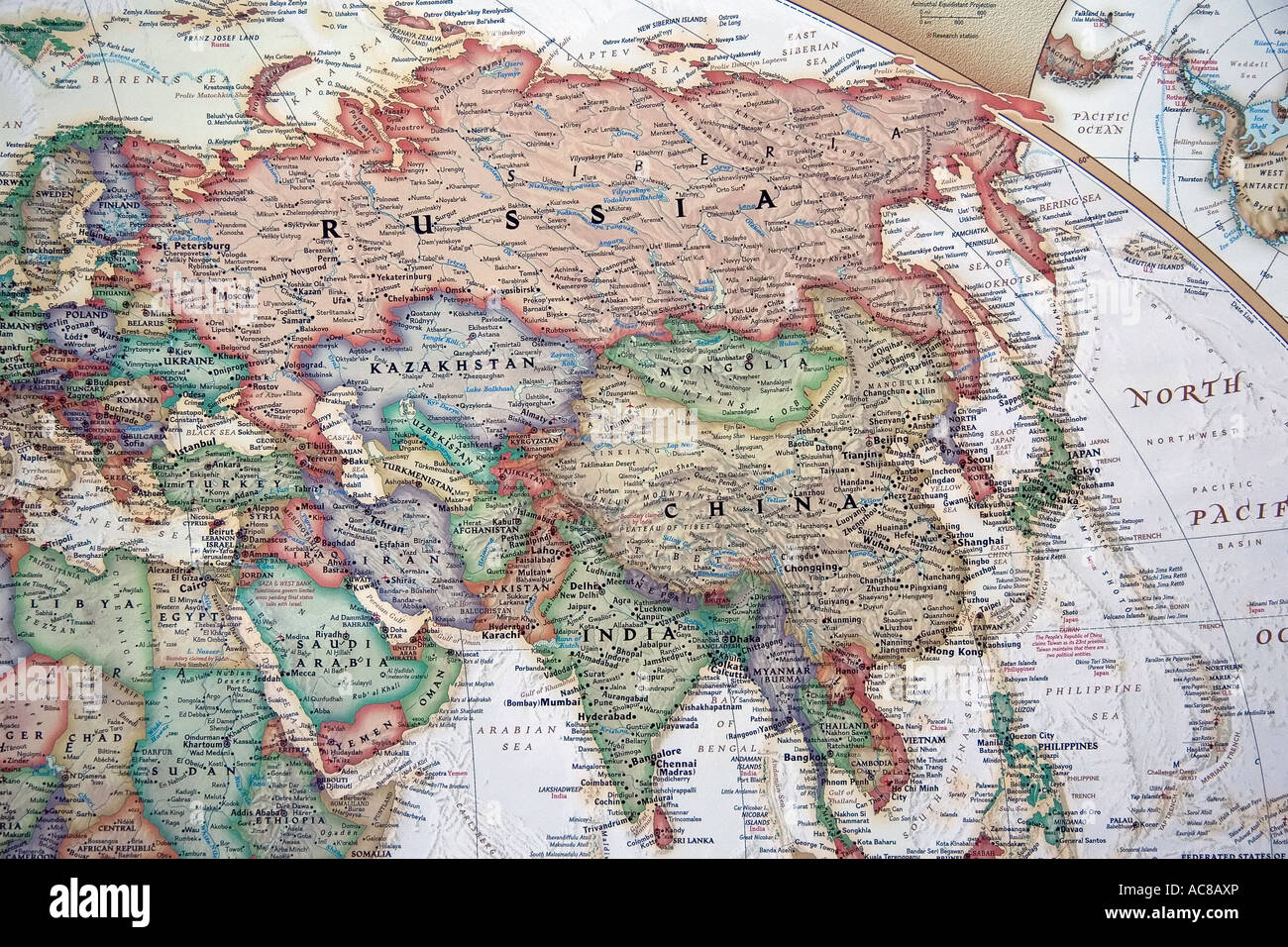 Una vista che copre molte nazioni, compresa la Russia, Cina, Israele, e molti di più su una multa, dettagliata e colorata mappa del mondo. Foto Stock