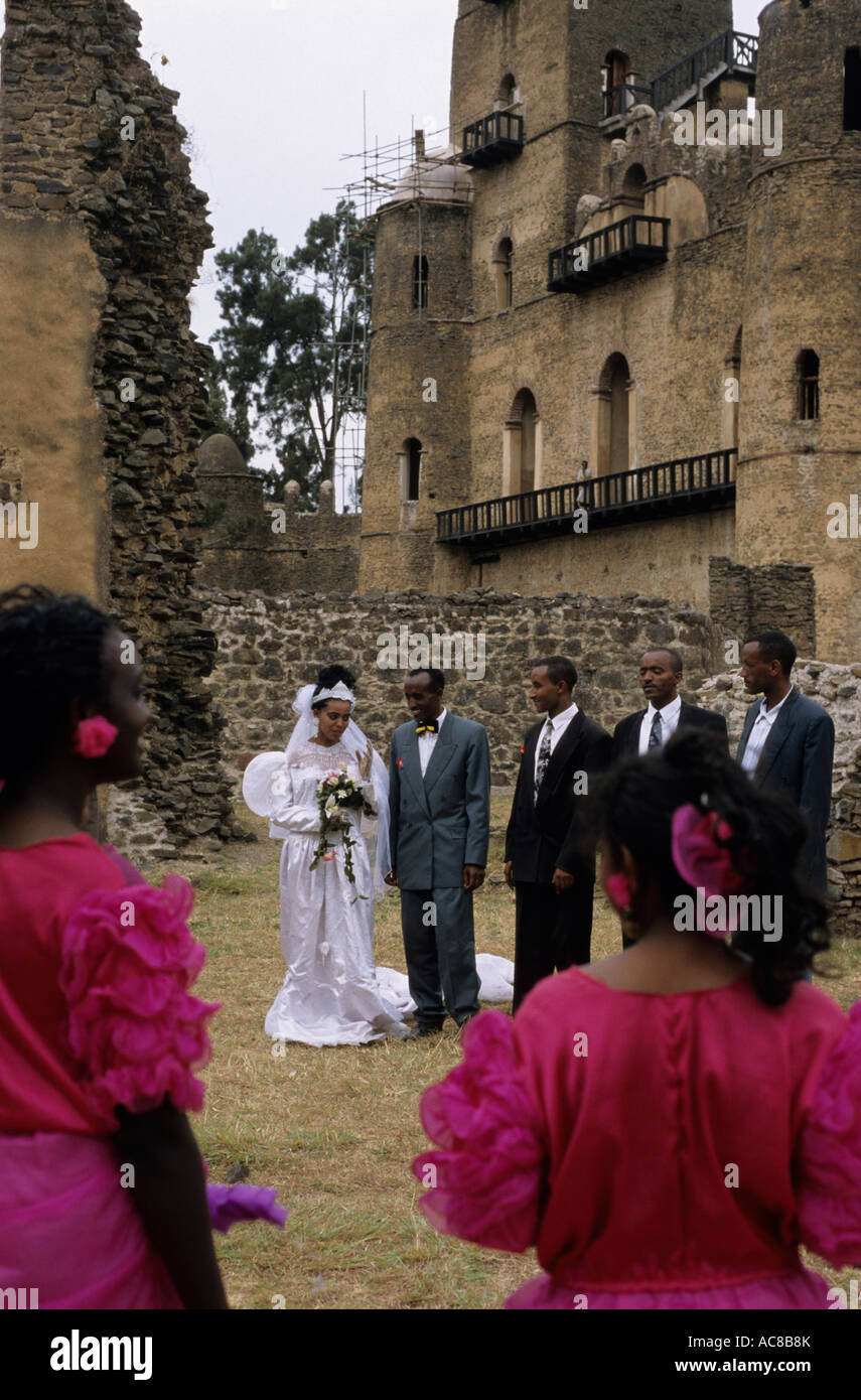 Gondar Etiopia sposi posano con damigelle e maschio di amici nel parco del castello Foto Stock