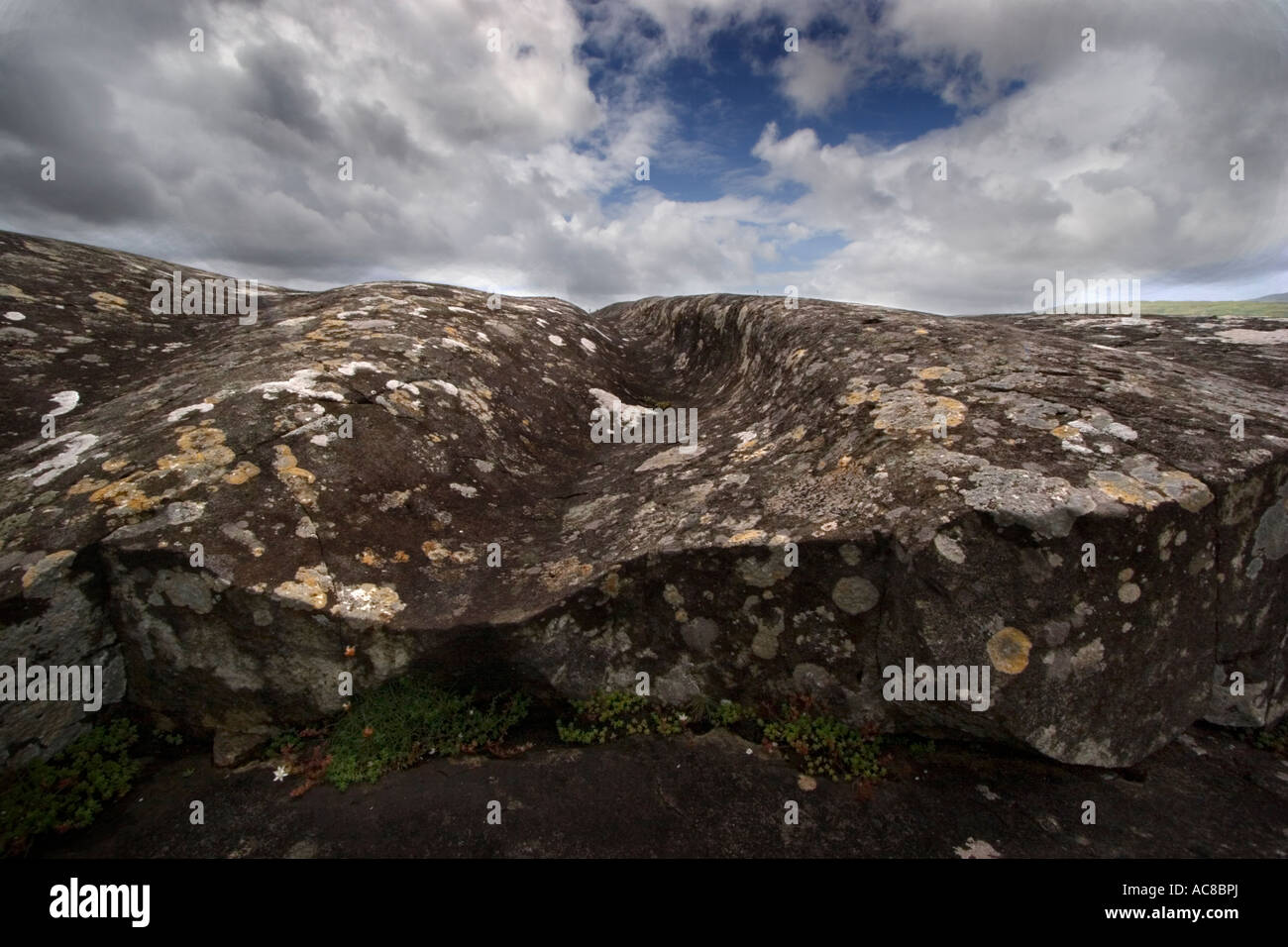 Close-up di erosione glaciale di striature sul masso di basalto, West Coast of Mull, Scozia Foto Stock