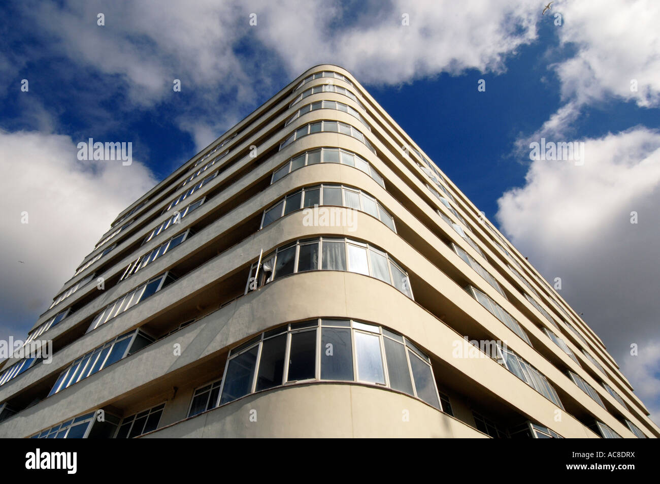 Il recentemente ristrutturato di grado 11 elencati Art Deco apartment building Embassy corte Foto Stock