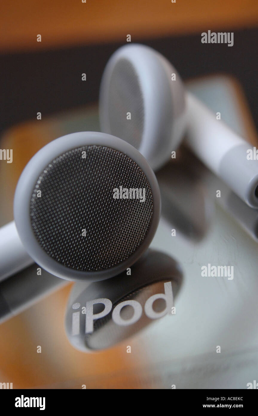 Il retro di un Apple iPod nano mostra il logo Apple con le cuffie Foto Stock