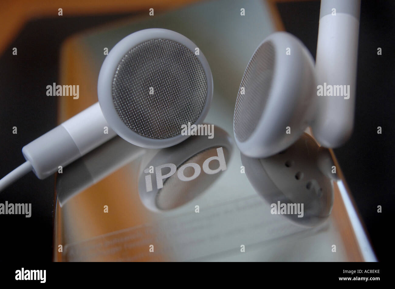 Il retro di un Apple iPod nano mostra il logo Apple con le cuffie Foto Stock