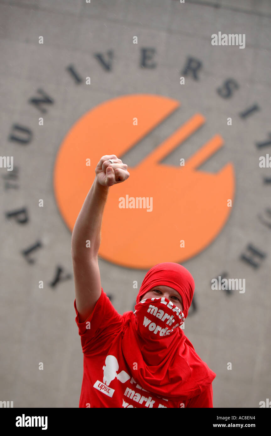 Uno studente protestando circa le tasse di iscrizione al di fuori di Plymouth University, in Devon Foto Stock
