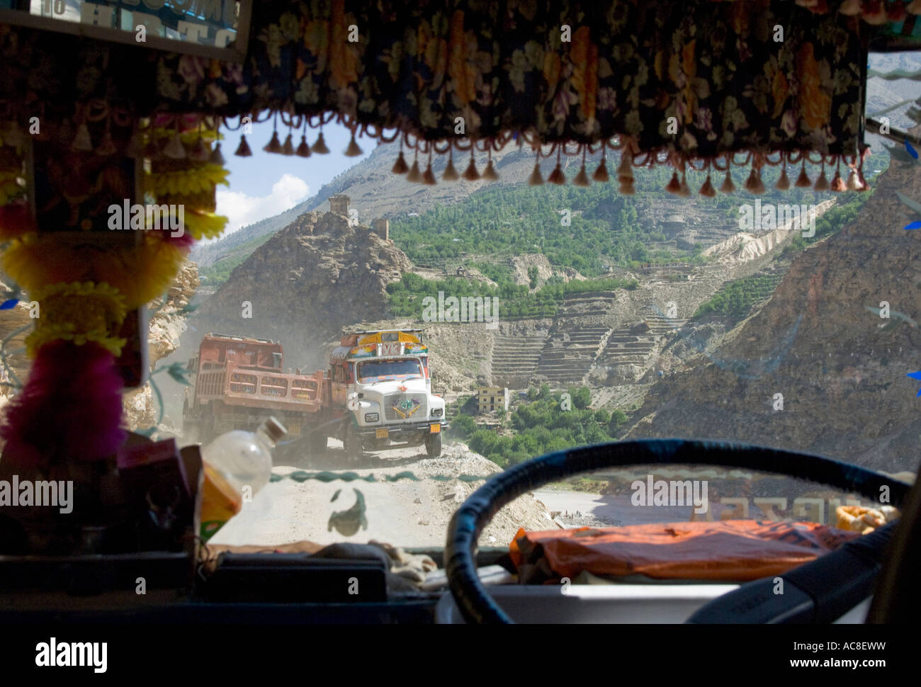 India Himachal Pradesh Spiti Spiti valley sulla strada tra Reckong peo e Nako 2 camion passando eac altri su sterrato visto Foto Stock