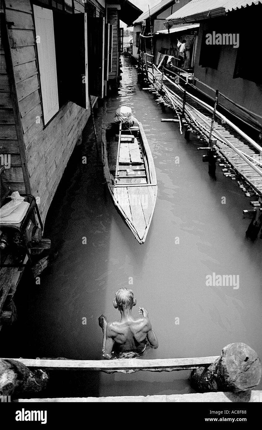 Thai Uomo di lavaggio Foto Stock