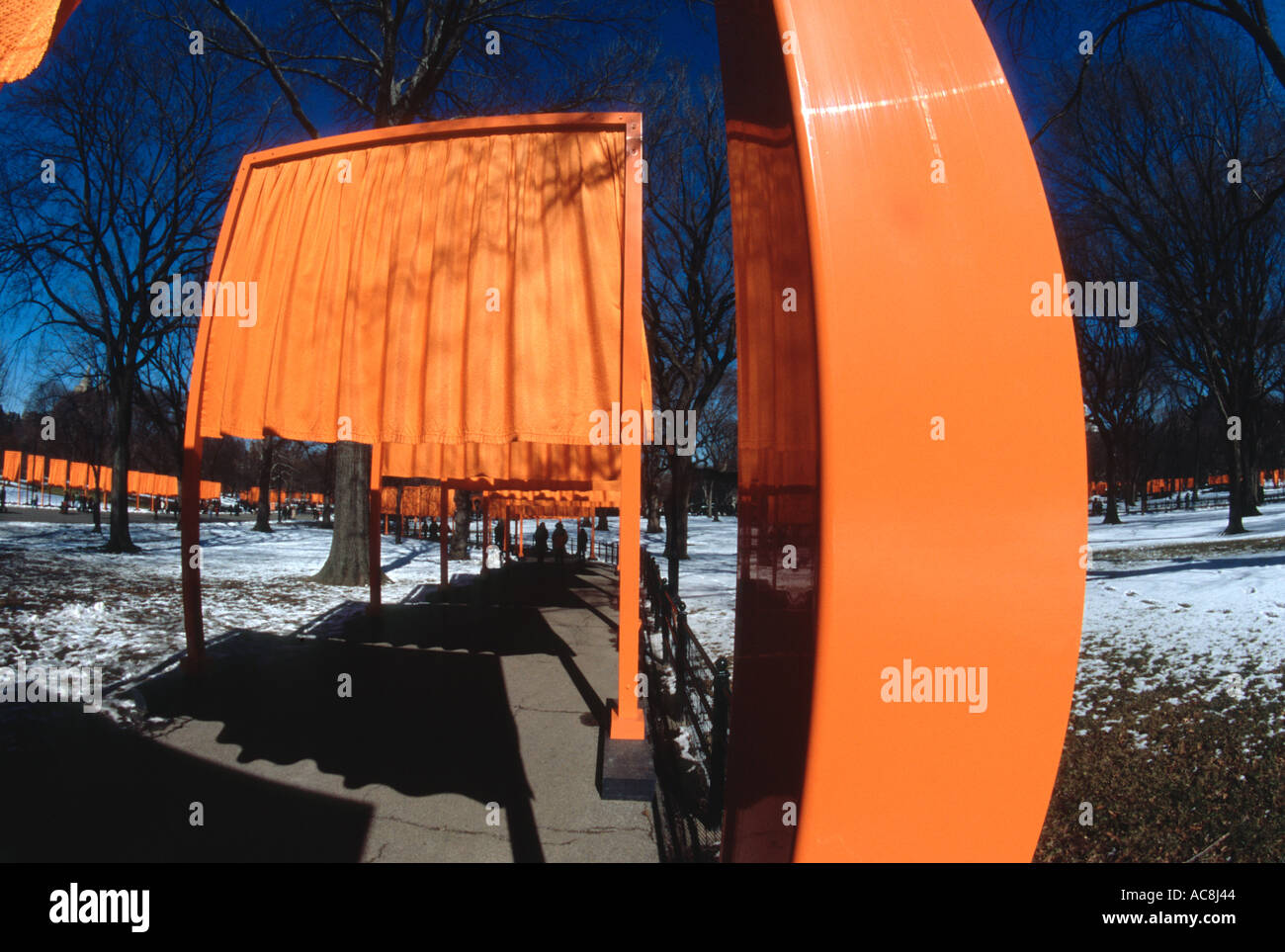 Central Park arte di installazione i cancelli ampia prospettiva angolo di New York City Foto Stock
