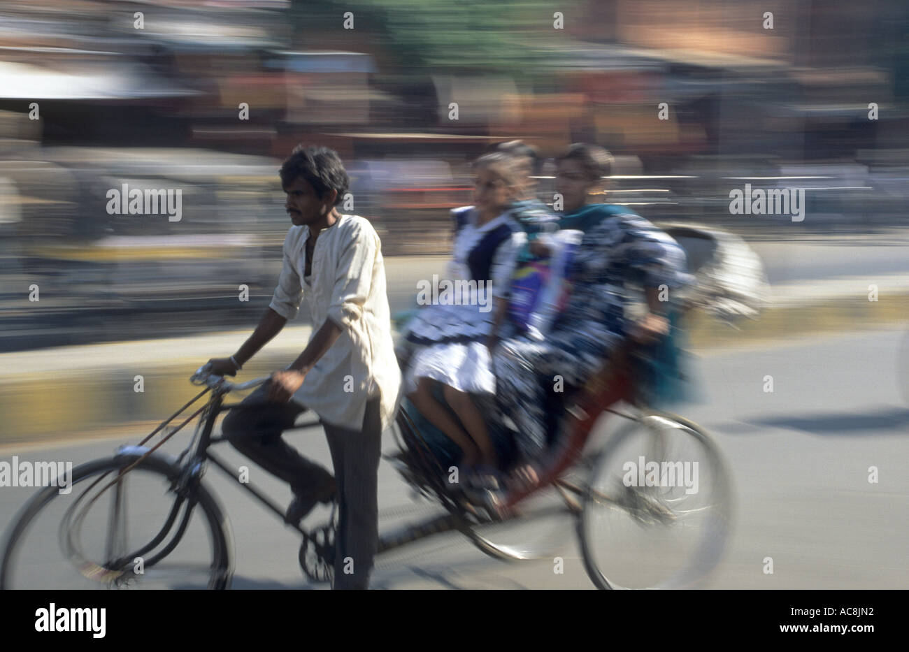 India Jaipur famiglia in una velocizzazione pedicab Foto Stock