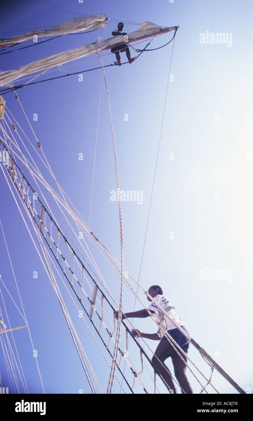 I marinai che arrampicano la rigging per lasciar scendere le vele della nave alta 'Spirit of the Pacific, Yasawa Island CRUISE, Figi, Sud Pacifico Foto Stock