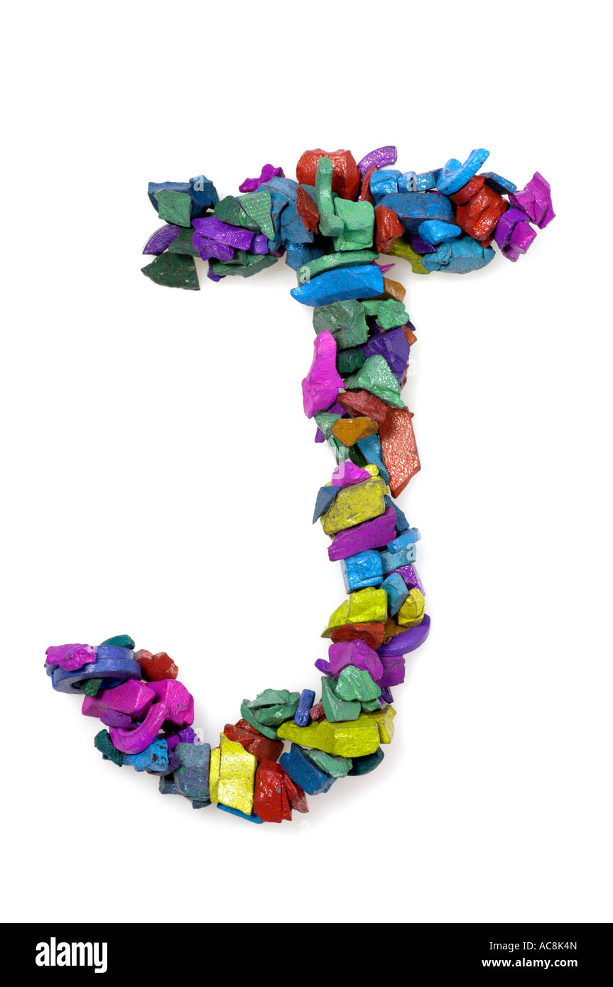 Lettera J realizzata con rocce magnetiche testurizzate colorate. Font alfabetico a mosaico luminoso isolato su sfondo bianco per risorsa di design Foto Stock
