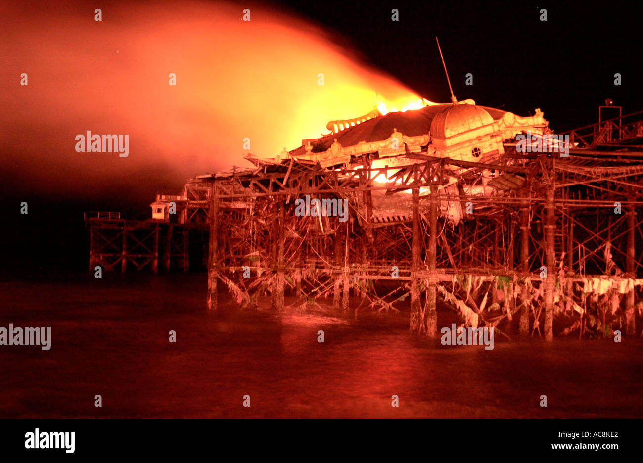 La sala concerti teatro del Molo Ovest di Brighton, sul fuoco dopo incendio doloso Foto Stock
