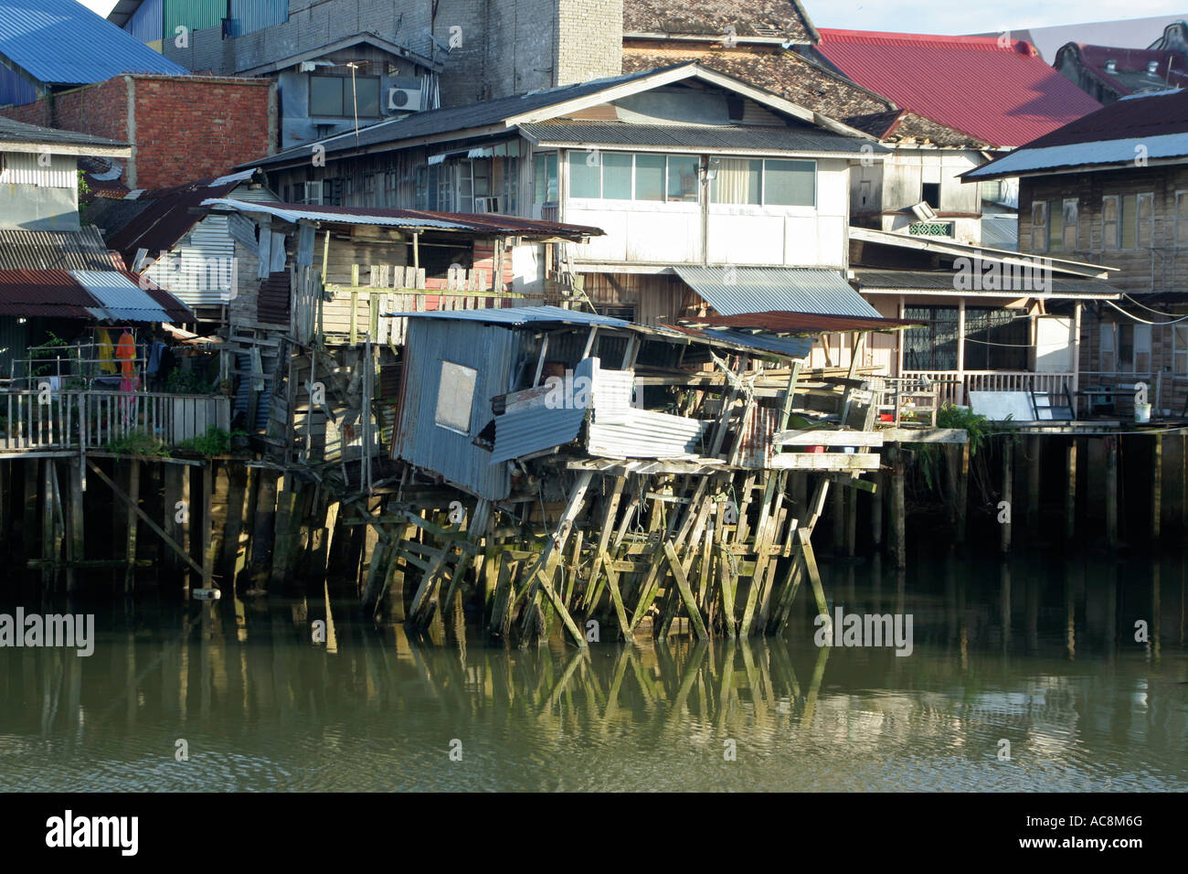 Una casa in procinto di collassare nel fiume Terengganu Malaysia Foto Stock