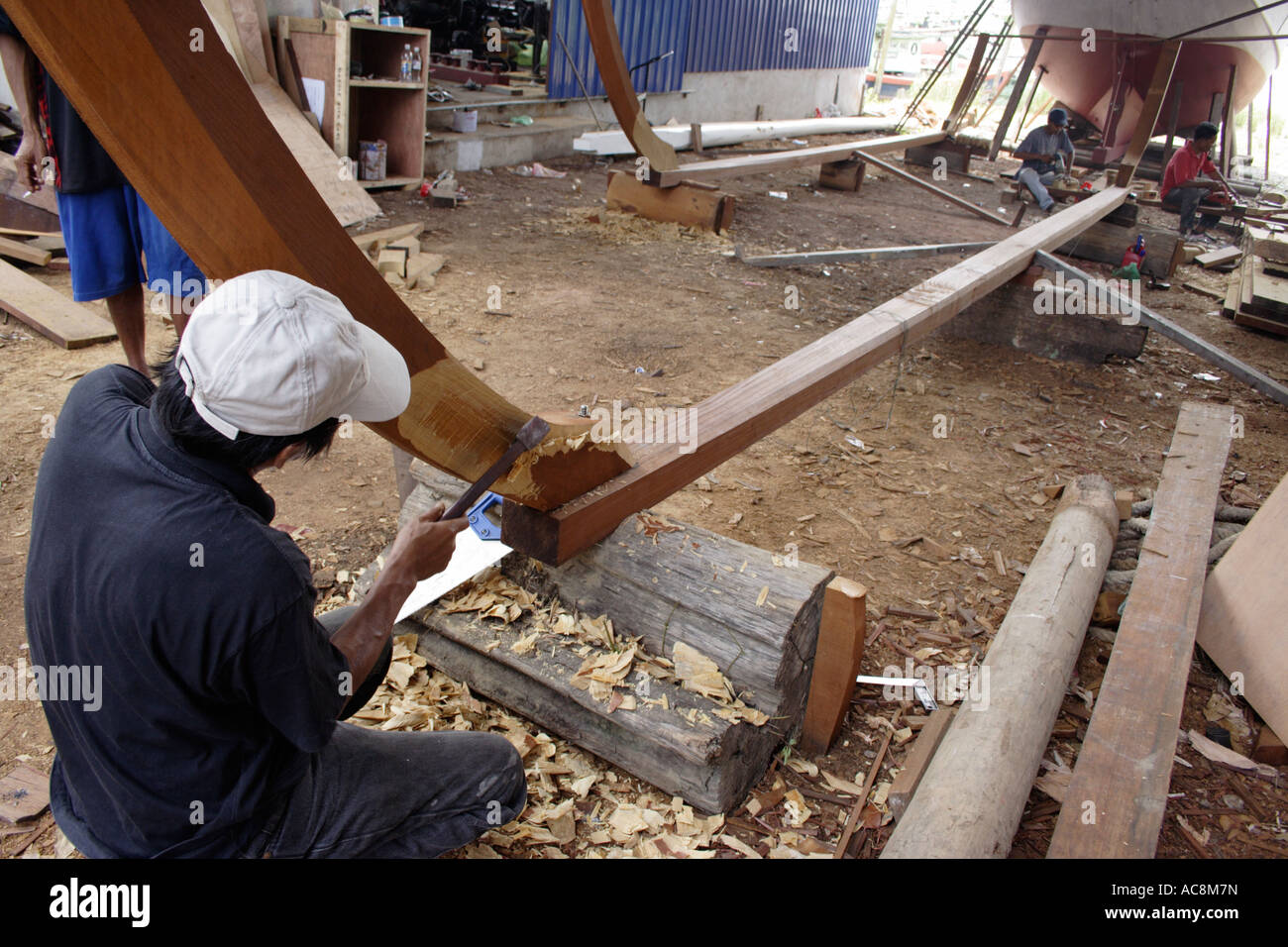 Fare una nuova barca di legno a Pulau Duyong a Terengganu, Malesia. Foto Stock